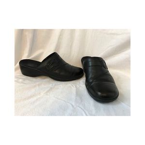 Like new Clarks black leather slide
